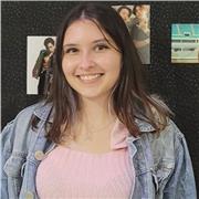 Professora de ingles ensinando todas as idades especialmente adultos